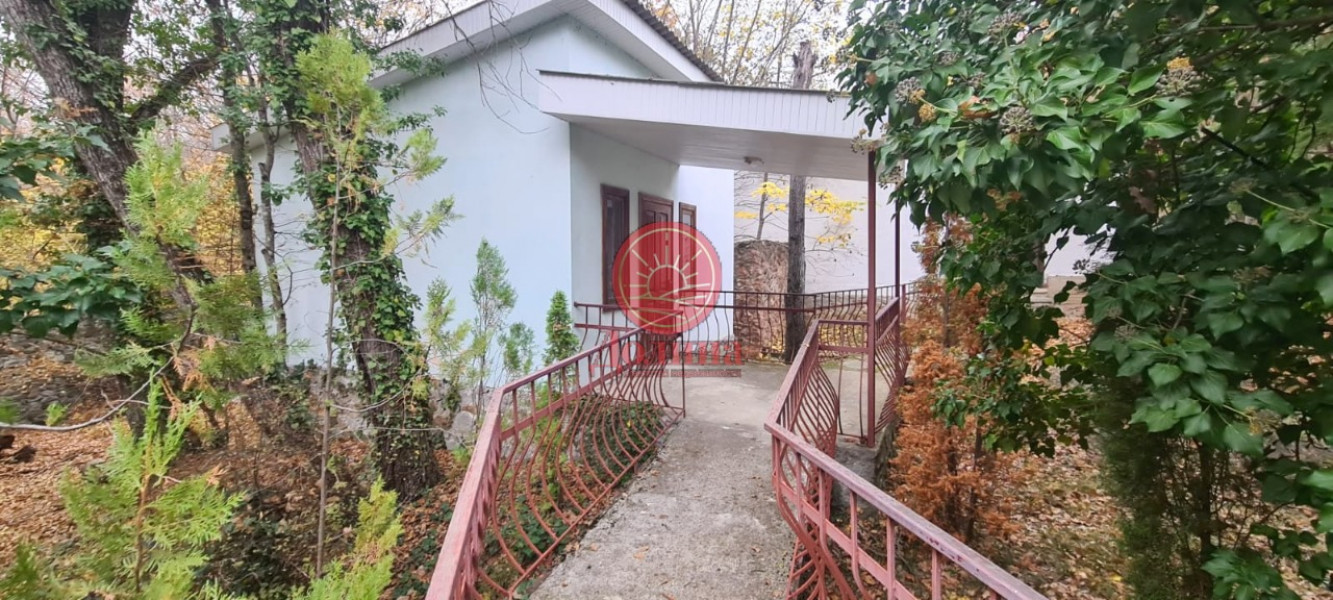 Продается дом в лесу 300 кв.м п. Розовый Крым г. Алушта